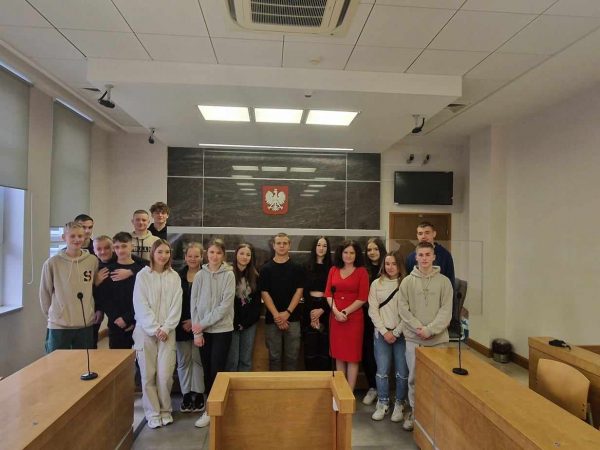 Uczniowie „Staszica” na lekcji mediacji w Sadzie Rejonowym we Włoszczowie
