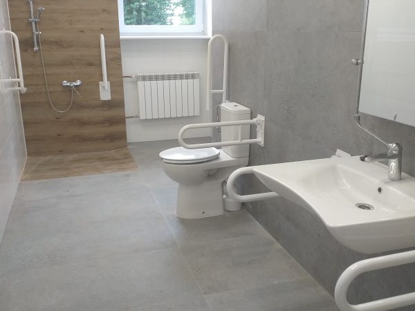 Łazienka dla niepełnosprawnych w internacie przy ZS nr 3 we Włoszczowie