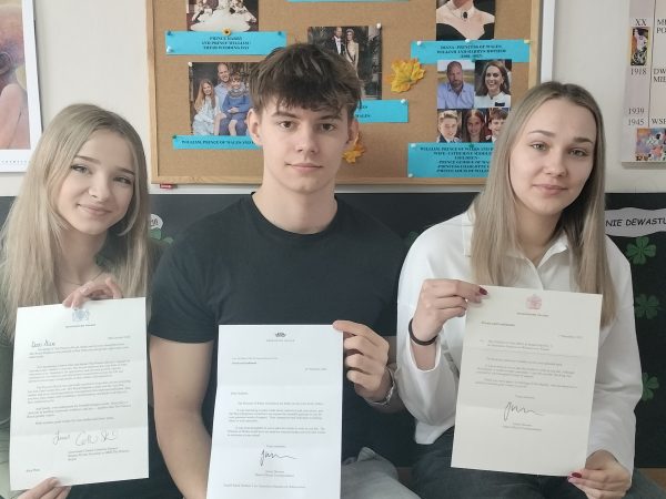 Uczniowie listy piszą – brytyjska rodzina królewska odpowiada