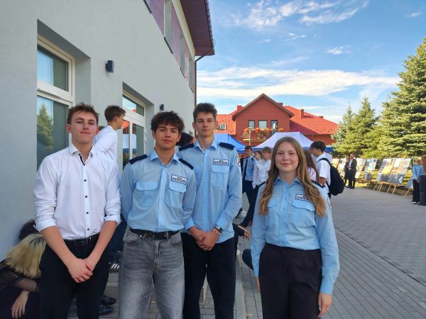  Klasa 2 LO na uroczystościach w Olesznie 