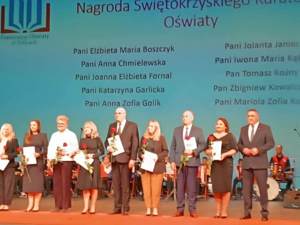 Pani Mariola Koza, Dyrektor Zespołu Szkół Nr 3 im. Stanisława Staszica we Włoszczowie, otrzymała Nagrodę Świętokrzyskiego Kuratora Oświaty! 